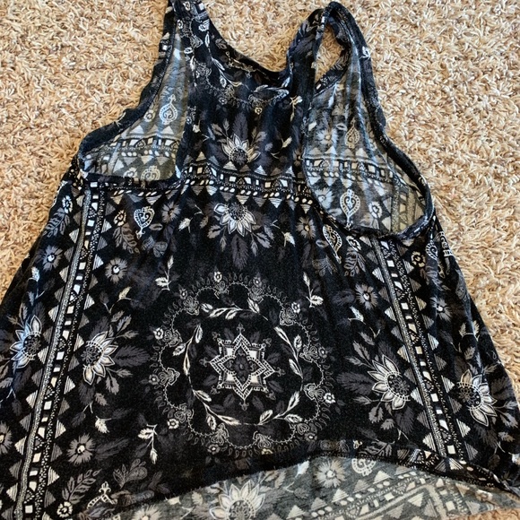 Black and white flowered flowy tank top - Picture 2 of 3